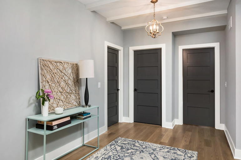 Серые межкомнатные и входные двери в интерьере квартиры