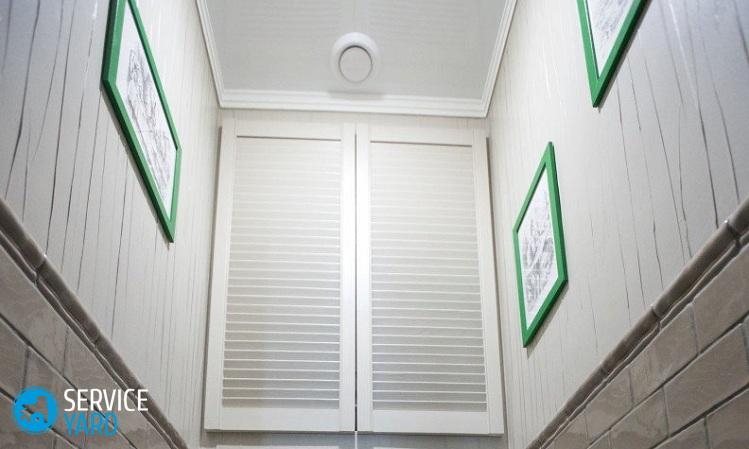 Шкаф в туалете за унитазом