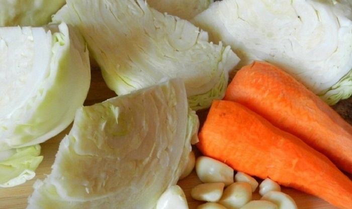 Швидка капуста, маринована гарячим розсолом з часником, буряком, рослинним маслом, оцтом, без оцту, квашена: найкращі рецепти