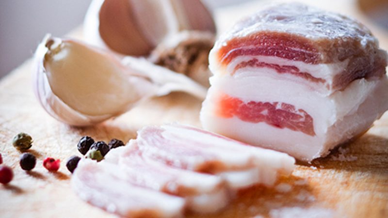 Скільки калорій в свинячому салі солоному, свіжому, вареному, копченому, з прошарком м'яса в 100 грамах? Скільки можна їсти сала в день?