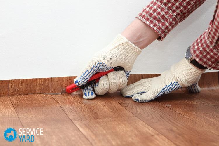 Сколько должен лежать линолеум перед установкой плинтуса?