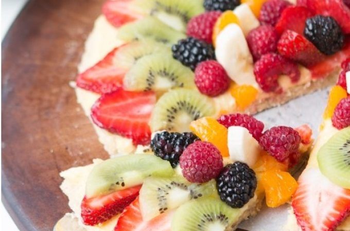 Солодка піца за 15 хвилин. Як зробити солодку піцу з ананасами, полуницею, фруктами, сиром, бананами, яблуками, вишнями?