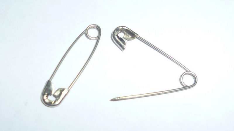 Сонник до чого сниться шпилька на одязі, золота, англійська, в руці, тілі, на підлозі? До чого сняться голки і шпильки, багато шпильок