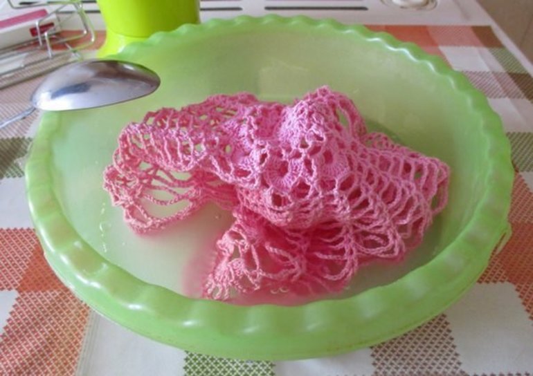 Способы накрахмаливания тканевых и вязаных салфеток Способы накрахмаливания тканевых и вязаных салфеток