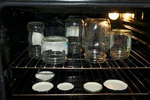 Стерилизация стеклянных банок на плите, в духовке и СВЧ-печи