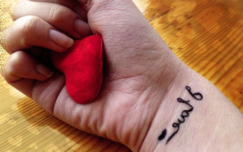 Татуювання для дівчат на руці у вигляді написів, зірочок і інші фото