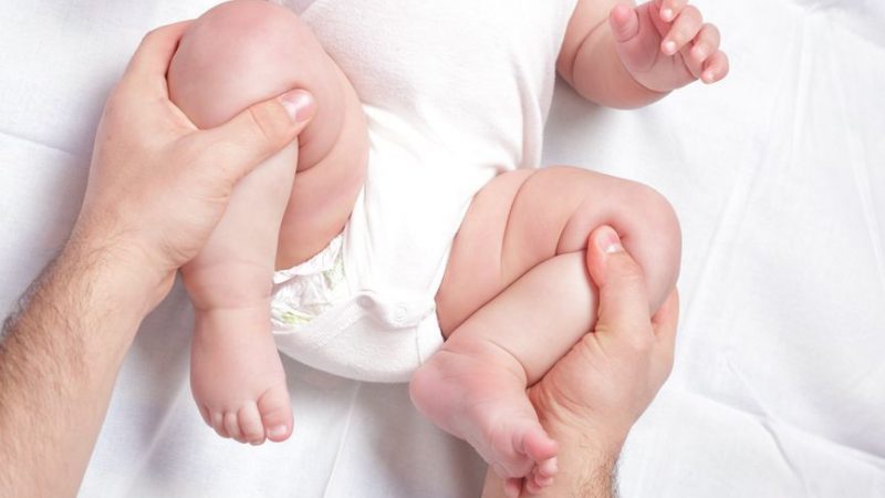 У немовляти хрустять суглоби: причини, медикаментозне лікування. Чи можна лікувати хрускіт у немовляти народними методами?