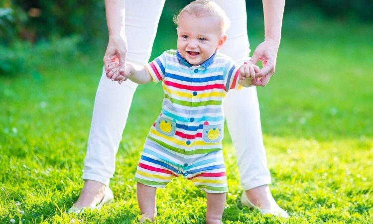 У скільки місяців діти починають ходити: допустимі строки. Чому дитина почала ходити пізніше: фактори, що впливають на процес