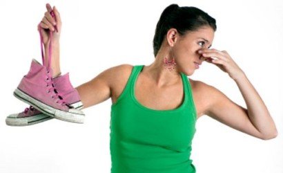 Усуває запах з взуття з допомогою різних коштів