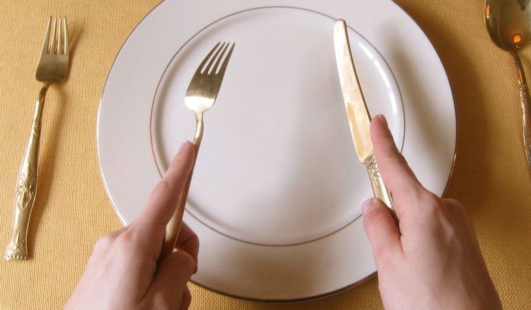 В какой руке держать нож согласно правилам этикета