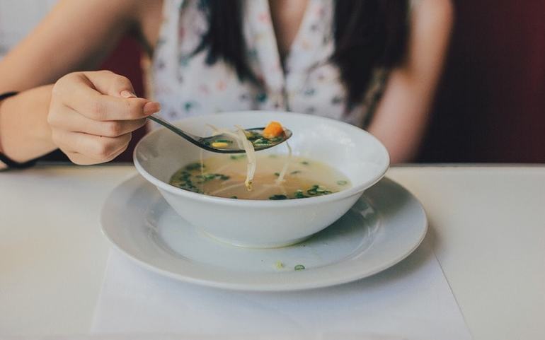 В какой руке держать нож согласно правилам этикета