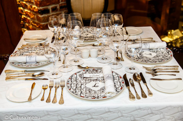 В какой руке держать нож согласно правилам этикета