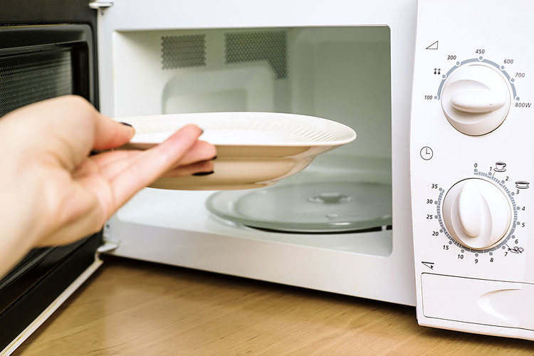В микроволновке прогорела слюдяная пластина чем заменить?