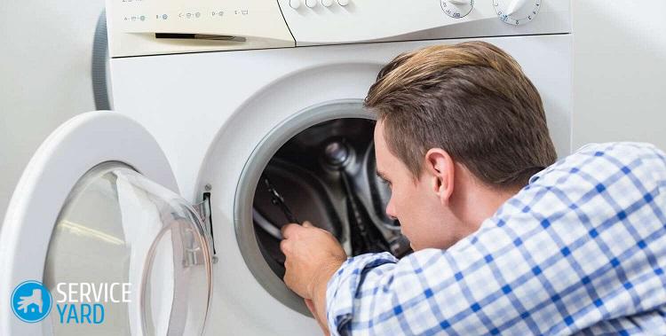 В стиральной машине набирается вода, когда она не работает