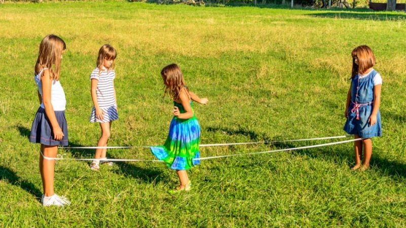 В які ігри можна грати з дітьми на вулиці? Рухливі, вуличні ігри для дітей, з м'ячем, для компанії, для дитячого садка