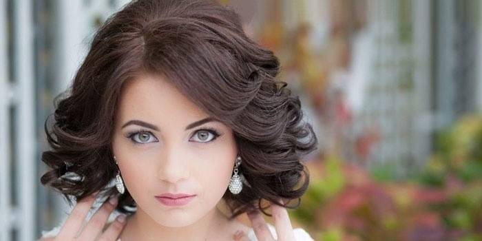 Весільні зачіски на середні волосся із чубчиком