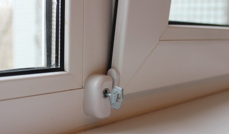Виды детских замков на пластиковые окна и методы их установки