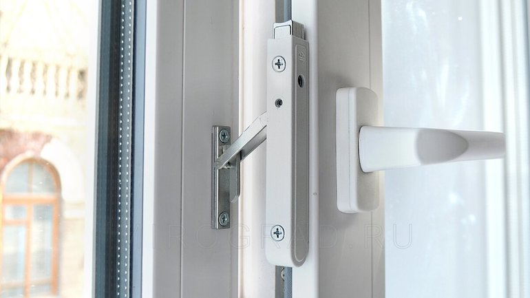 Виды детских замков на пластиковые окна и методы их установки
