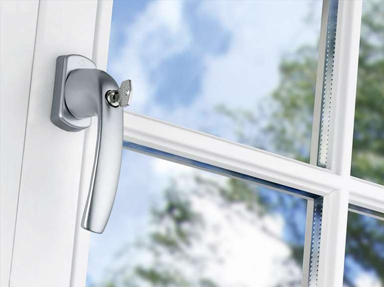 Виды детских замков на пластиковые окна и методы их установки