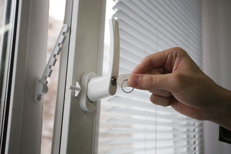Виды детских замков на пластиковые окна и методы их установки