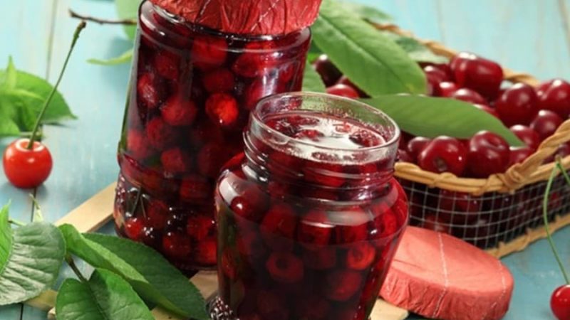 Вишня у власному соку на зиму: без кісточок, з цукром і без