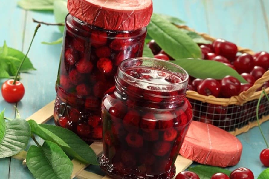 Вишня у власному соку на зиму: без кісточок, з цукром і без