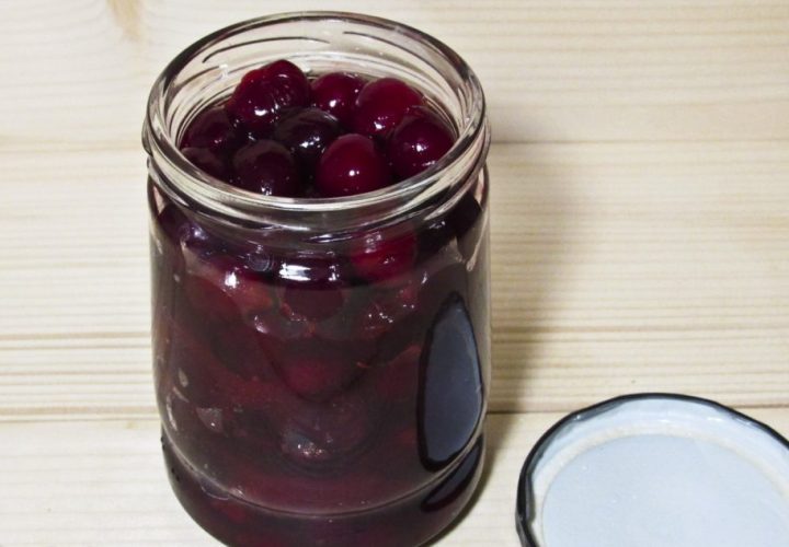 Вишня у власному соку на зиму: без кісточок, з цукром і без