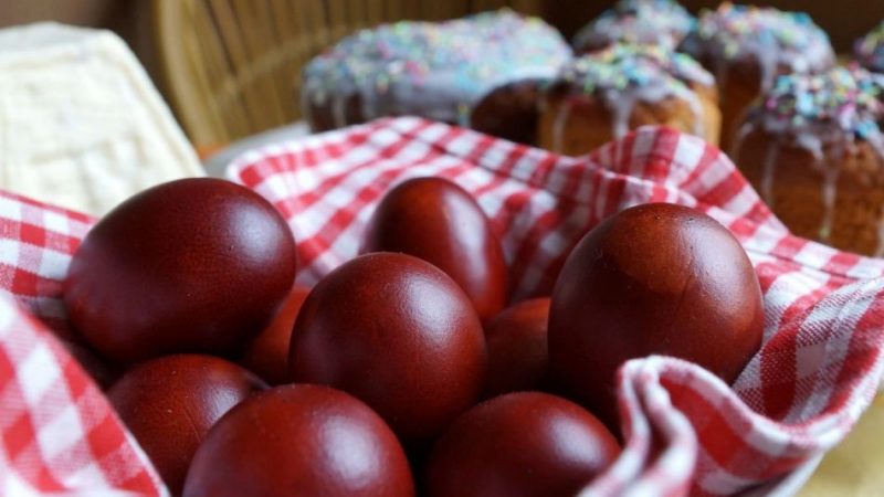 Як красиво пофарбувати яйця на Великдень в цибулинні у бордовий колір, з малюнком у вигляді листка, мармурові?