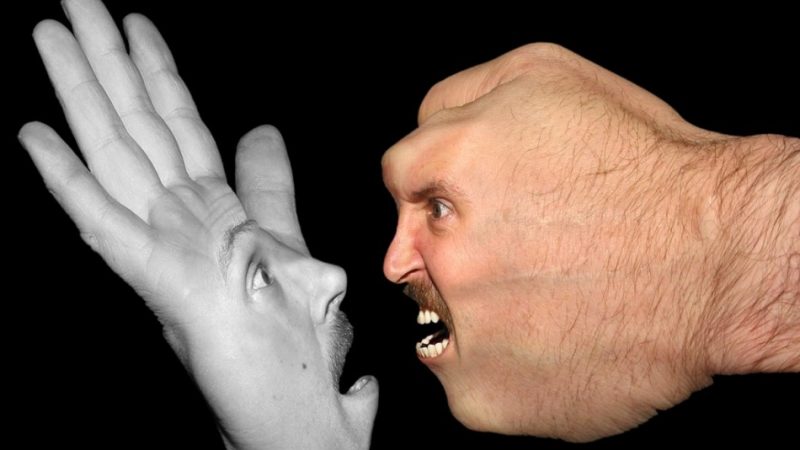 Як красиво відповісти на образу, грубість, незручні питання красиво: фрази, поради по правильному поводженню