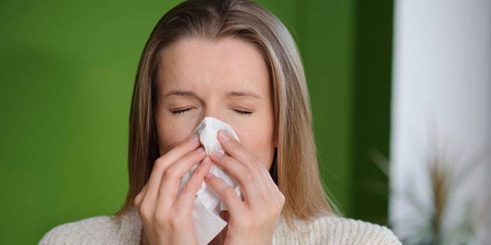 Як лікувати нежить у дітей і дорослих лікарськими і народними засобами, прогріваннями і промываниями