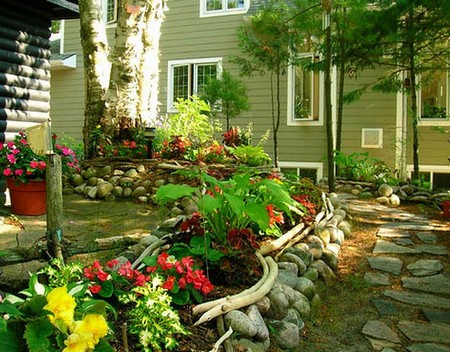 Як оформити клумбу перед будинком своїми руками?