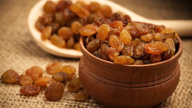 Як правильно замочити родзинки перед випічкою, для паски, салату? Як родзинки запарити, зробити м'яким для вживання?