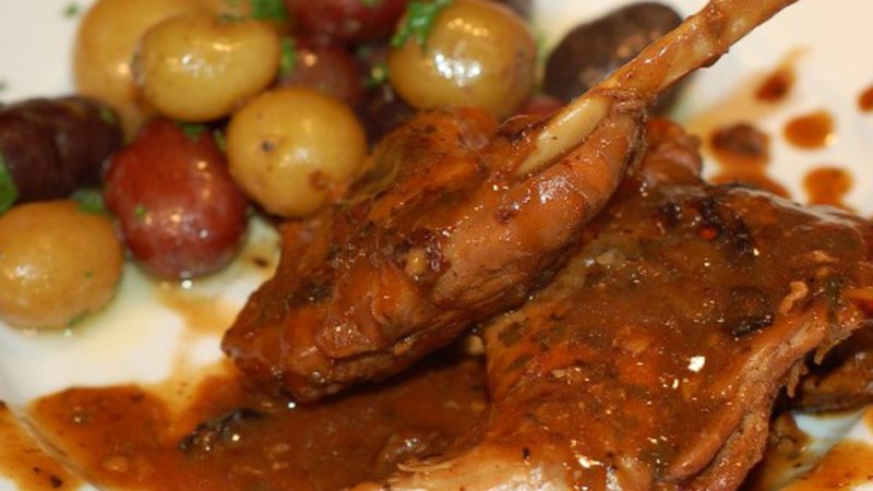 Як приготувати кролика в сметані? Кращі рецепти приготування запеченого і тушкованого кролика в сметані з картоплею, грибами, у фользі