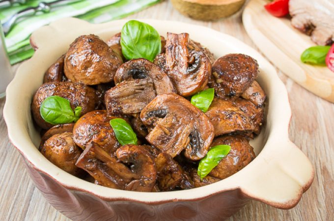 Як приготувати запечені гриби з картоплею, сиром, куркою, свининою, баклажанами, сметаною в духовці? Як запекти гриби печериці в духовці цілком?