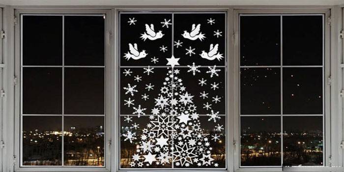 Як прикрасити вікно на Новий рік — варіанти святкового декору з фото