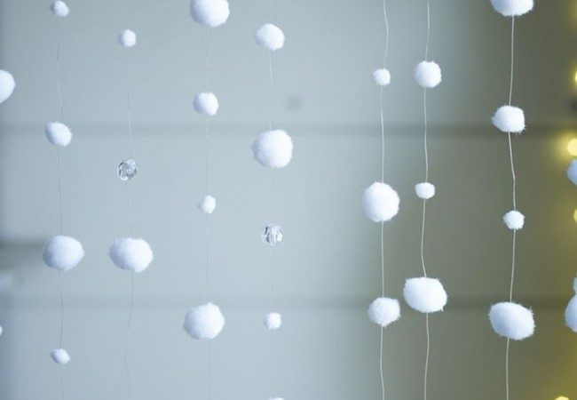 Як робити сніг з вати на нитці, сніжки з вати, марлі, тканини, паперу, клею ПВА і мішури своїми руками? Як зробити блискучий сніг і сніжки з вати?