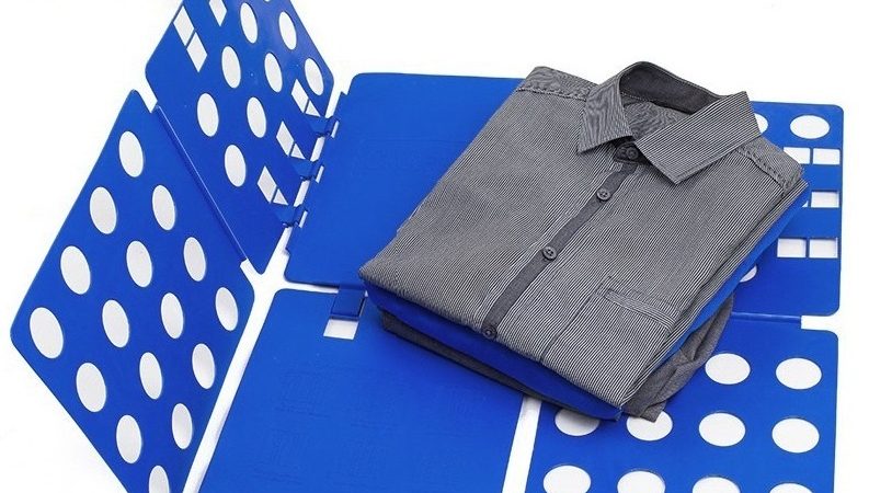 Як скласти футболку швидко, щоб вона не пом'ялася? Як згорнути футболку одним рухом: схема