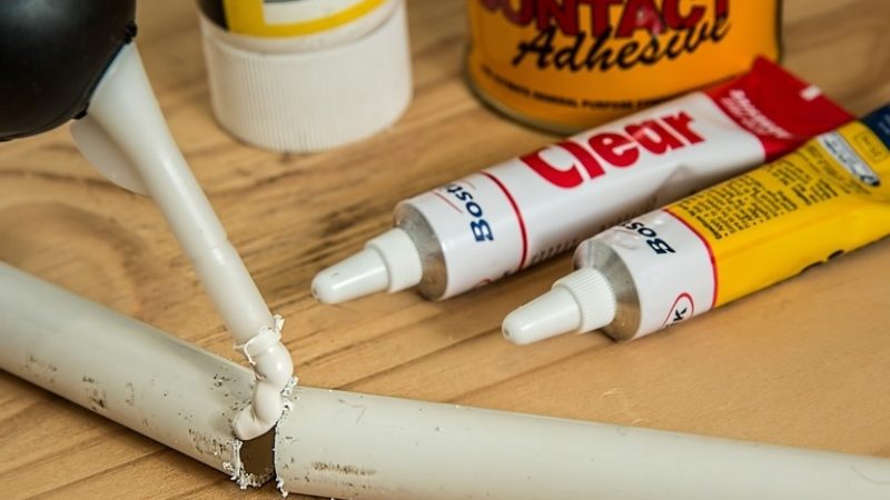 Як склеїти пластмасу намертво? Чим склеїти пластик з деревом, металом, склом? Огляд і види клею для пластмаси та пластику