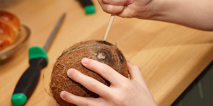 Як відкрити кокос правильно в домашніх умовах: інструкція з відео