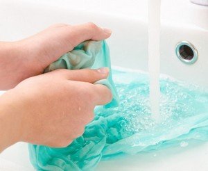 Як вивести старі плями крові з одягу?