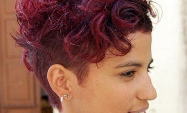 Які зачіски підходять для жіночих кучерявого волосся: на короткі, середні, довгі локони? Укладання для урочистих подій, зачіски, підходящі для жінок бальзаківського віку