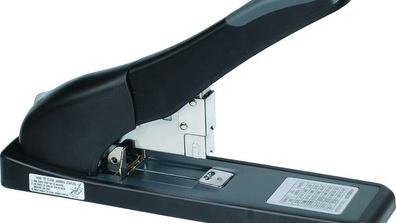 Як заправити, зарядити степлер канцелярський скобами для паперу? Як відкрити великий і маленький степлер для паперу, щоб вставити скоби?