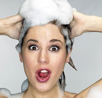 Як змити фарбу з волосся без походу в салон, а самостійно вдома?