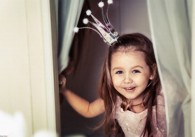 Як зробити дитячий карнавальний костюм принцеси для дівчинки? Як зробити костюм принцеси Софії, східної, Ельзи, Жасмин, Ганни, Леї, Аврори, Рапунцель?