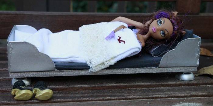 Як зробити ліжко для ляльок