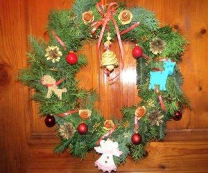 Як зробити Різдвяний вінок на двері своїми руками.