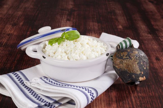 Як зробити сир з кислого молока – найсмачніші варіанти