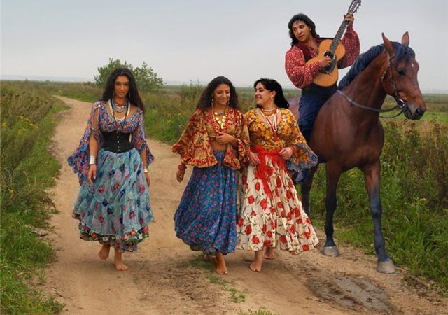 Як зшити циганський костюм своїми руками