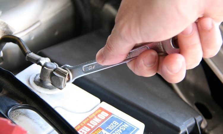 Яку клему знімати в першу чергу при знятті акумулятора і як ставити на місце?