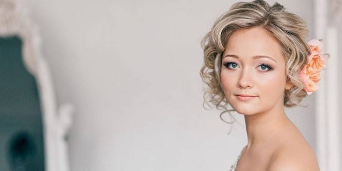 Зачіски на випускний на короткі волосся із чубчиком і без неї. Гарні варіанти з фото